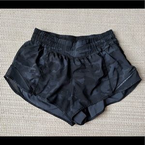 Lululemon Hotta hot short 2.5 size 4 black camouflage